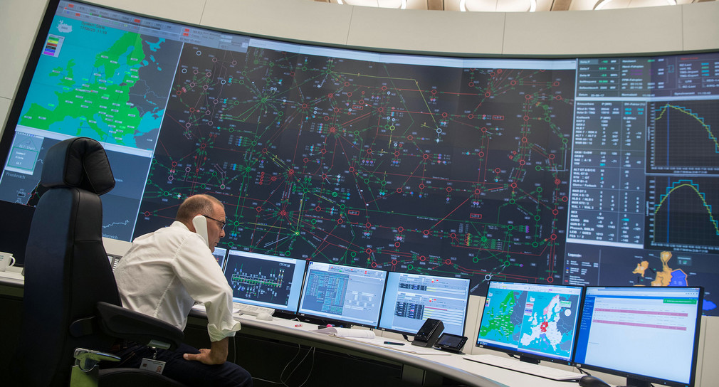 Ein Mitarbeiter der TransnetBW steuert in dem Gebäude der Hauptschaltleitung in Wendlingen die Verteilung des Stroms und die Sicherung eines stabilen Netzes im Land. (Foto: © dpa)