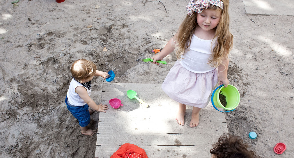 Zwei Kinder in einem Sandkasten