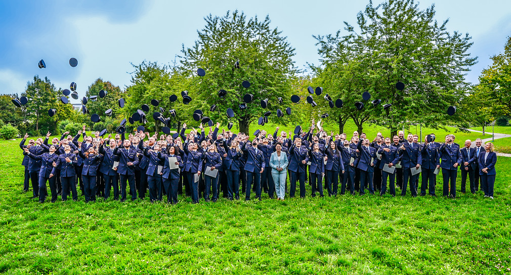 Ministerin der Justiz und für Migration Marion Gentges, Abteilungsleiter Justizvollzug des Ministeriums der Justiz und für Migration Ministerialdirigent Martin Finckh, Leiter des Bildungszentrums Justizvollzug Dr. Joachim Obergfell-Fuchs und die Stellvertretende Leiterin des Bildungszentrums Justizvollzug Betina Schilling mit den neuen Absolventinnen und Absolventen 