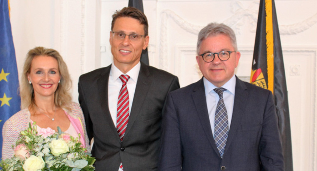 Minister der Justiz und für Europa Guido Wolf (r.), Dr. Andreas Singer (M.) und dessen Ehefrau (l.) (Foto: © Justizministerium Baden-Württemberg)
