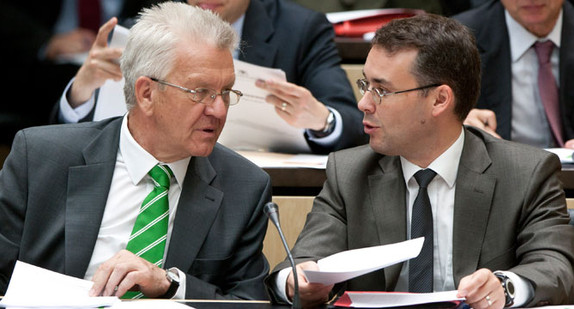 Ministerpräsident Winfried Kretschmann (l.) mit Bundesratsminister Peter Friedrich (r.) im Bundesrat in Berlin. (Foto: Henning Schacht)