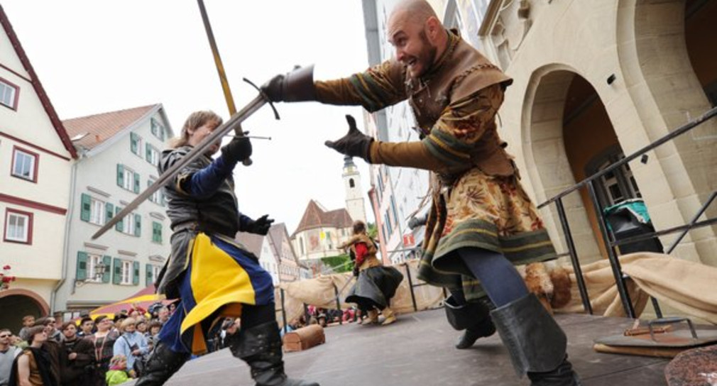 Eine Gruppe von Stuntmen zeigt am Samstag (18.06.2011) in Horb am Neckar bei den Ritterspielen mittelalterliche Kampfszenen.