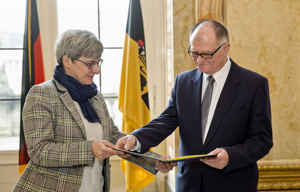 Ministerin Silke Krebs (l.) und Dr. Dankwart Kölle (r.)
