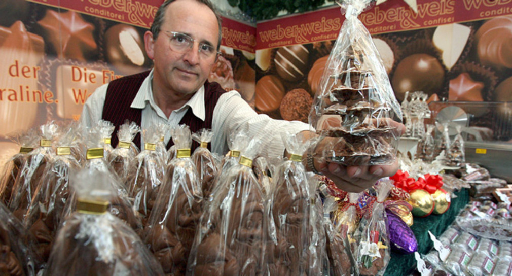 Kurt Schatz von der Schokoladenmanufaktur Weber-Weiss aus Friedrichshafen zeigt auf dem Tübinger Holzmarkt feinste Schokolade in Form eines Tannenbaumes.