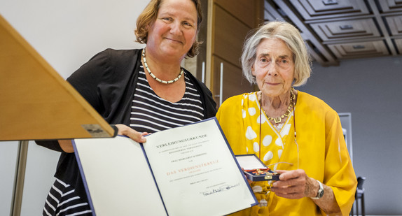 Staatssekretärin Theresa Schopper (l.) und Peggy Schmihing (r.)