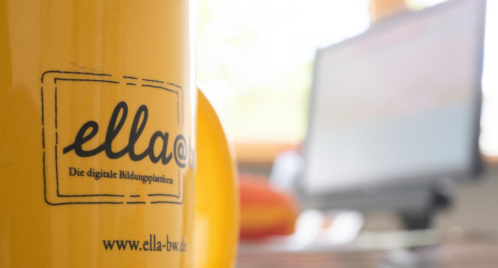 Tasse mit dem Logo der Bildungsplattform „ella“ (Bild: © picture alliance/Sebastian Gollnow/dpa)