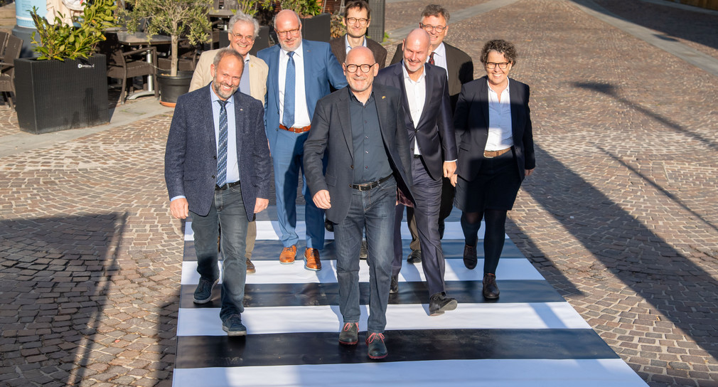 Vordergrund: Verkehrsminister Winfried Hermann v. l. n. r.: Bernhard Waidele (Gemeinde Bad Rippoldsau-Schapbach), Martin Himmelheber (Stadt Schramberg), Rainer Schäuffele (Gemeinde Erligheim), Martin Georg Cohn (Stadt Leonberg), Klaus-Peter Bitzer (Gemeinde Langenargen), Sibylle Schüssler (Stadt Pforzheim) (Bild: Martin Stollberg)