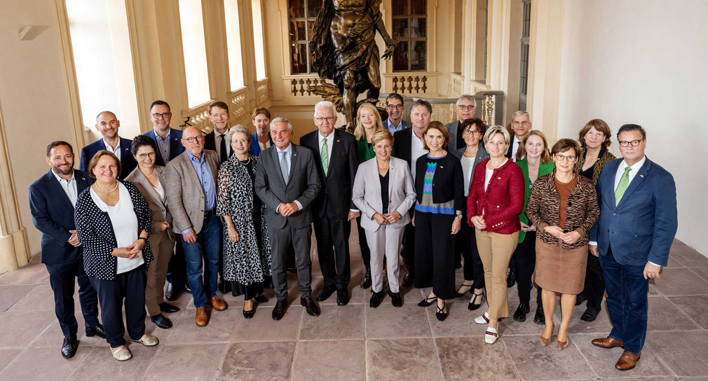 Gruppenbild des Landeskabinetts im Residenzschloss Rastatt