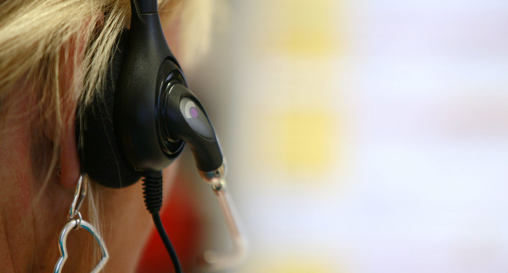 Eine Mitarbeiterin in einem Call Center spricht mit einem Kunden. (Foto: dpa)