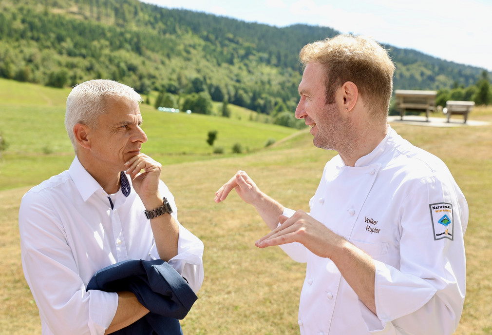 Staatssekretär Dr. Patrick Rapp spricht mit Volker Hupfer, einer der Inhaber des Hotels derWaldfrieden