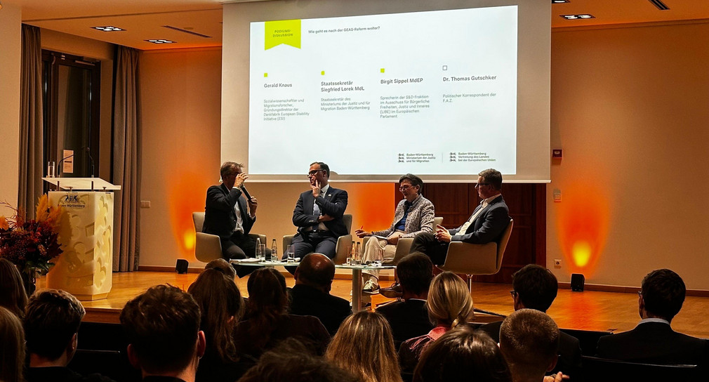 von links nach rechts: Gerald Knaus, Staatssekretär Siegfried Lorek, Birgit Sippel, Dr. Thomas Gutschker