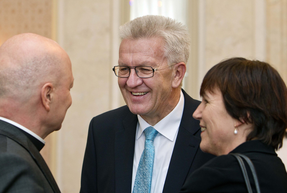Ministerpräsident Winfried Kretschmann im Gespräch beim Neujahrsempfang der Landesregierung im Neuen Schloss in Stuttgart