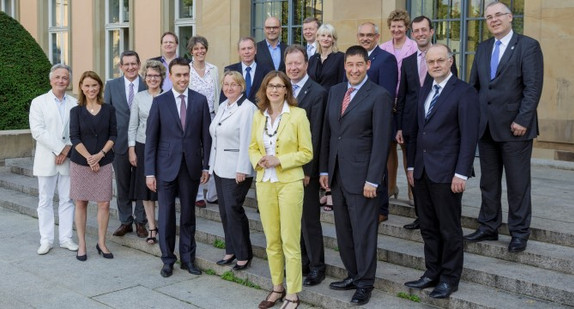 Gruppenfoto mit Ministerin Theresia Bauer, Minister Nils Schmid und Hochschulrektoren, vor dem Neuen Schloß