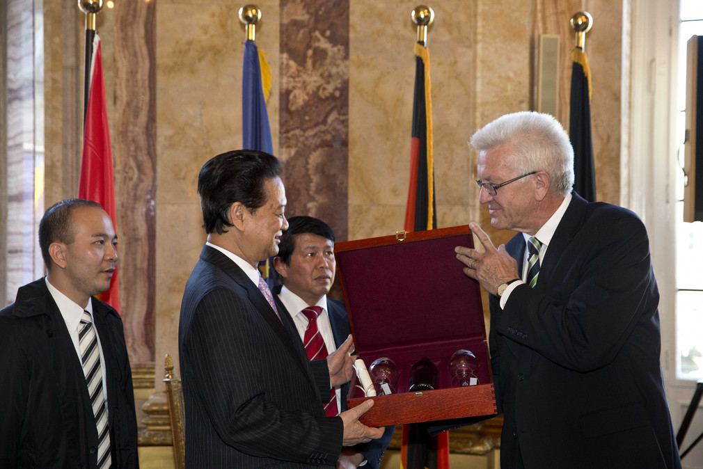 Der Premierminister von Vietnam, Nguyen Tan Dung (2.v.l.), und Ministerpräsident Winfried Kretschmann (r.) überreichen Geschenke.