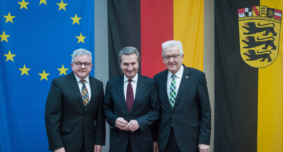 v.l.n.r.: Europaminister Guido Wolf, EU-Kommissar Günther Oettinger und Ministerpräsident Winfried Kretschmann (Foto: © Vertretung des Landes Baden-Württemberg bei der Europäischen Union/FKPH)