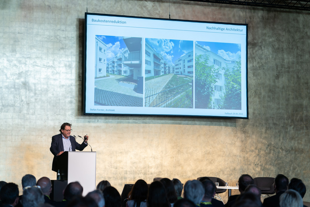Der Architekt Stefan Forster bei seinem Vortrag.