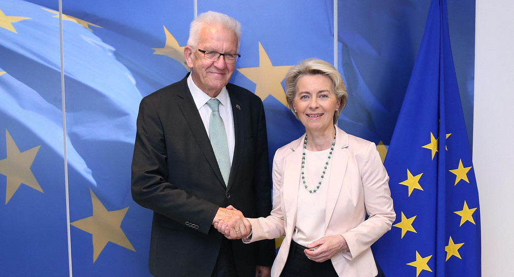 Ministerpräsident Winfried Kretschmann (links) und die Präsidentin der Europäischen Kommission, Ursula von der Leyen (rechts)