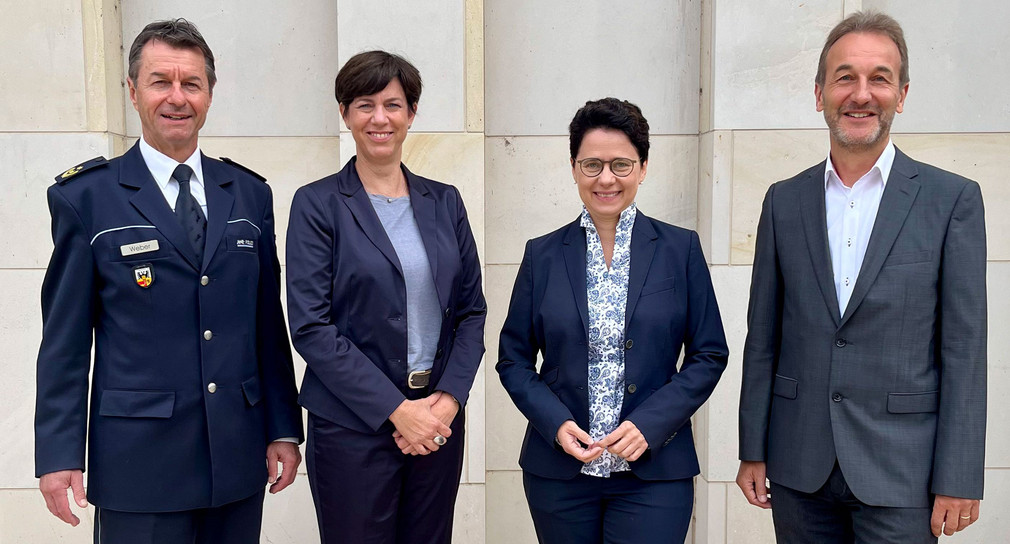 von links nach rechts: Polizeipräsident Bernhard Weber, Julia Böllert, Direktorin des Amtsgerichts, Marion Gentges, Ministerin der Justiz und für Migration, und Leitender Oberstaatsanwalt Christof Lehr