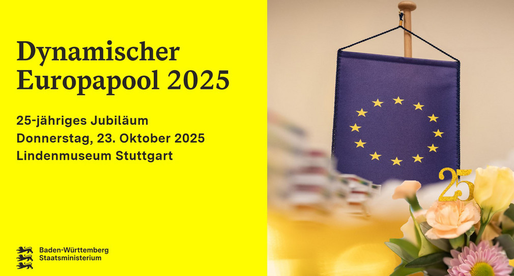 Schriftzug „Dynamischer Europapool 2025, 25-jähriges Jubiläum, Donnerstag, 23. Oktober 2025, Lindenmuseum“ auf gelbem Hintergrund; daneben ein Foto mit einem EU-Tischständer und einem Blumengesteck.