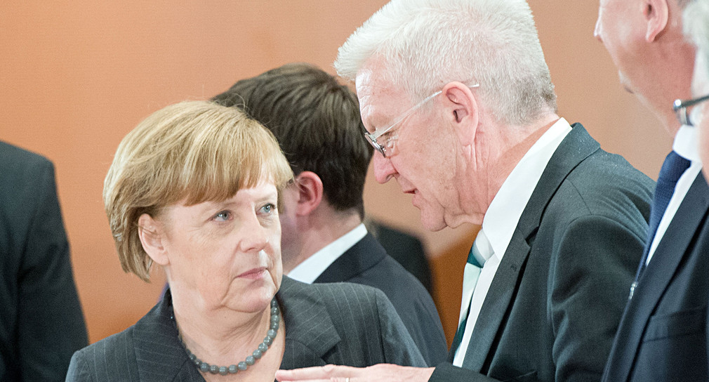 Ministerpräsident Winfried Kretschmann im Gespräch mit Bundeskanzlerin Angela Merkel (Bild © dpa).
