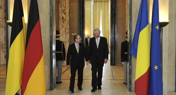 Premierminister Emil Boc (l.) und Ministerpräsident Winfried Kretschmann (r.) (Foto: ddp images/dapd/Daniel Maurer )
