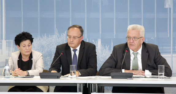 Ministerpräsident Winfried Kretschmann (r.), Kultusminister Andreas Stoch (M.) und Sozialministerin Katrin Altpeter (l.)