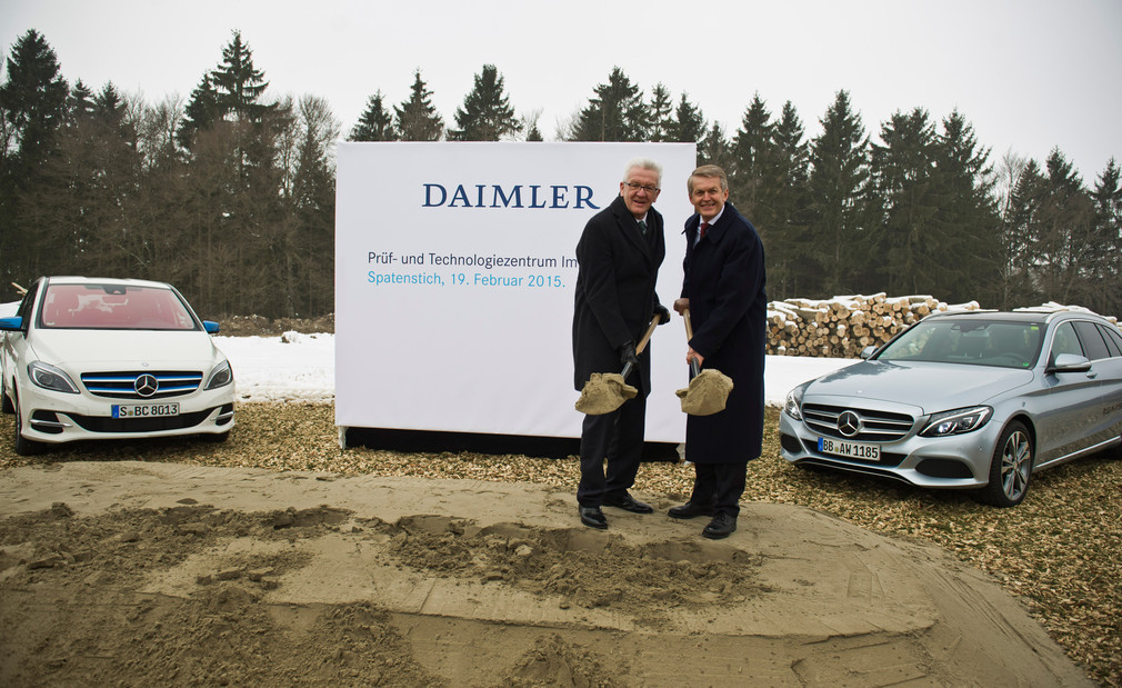 Ministerpräsident Winfried Kretschmann (l.) und Prof. Dr. Thomas Weber (r.), Mitglied des Vorstandes der Daimler AG, beim Spatenstich für das neue Prüf- und Technologiezentrum von Daimler in Immendingen