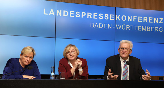 Ministerpräsident Winfried Kretschmann (r.), Wissenschaftsministerin Theresia Bauer (M.) und Kultusministerin Susanne Eisenmann (l.)