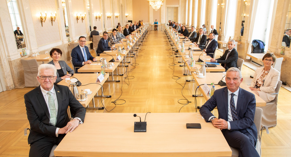 Erste Kabinettssitzung der neuen Landesregierung im Neuen Schloss in Stuttgart, vorne Ministerpräsident Winfried Kretschmann (l.) und sein Stellvertreter, Innenminister Thomas Strobl (r.)