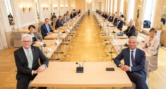 Erste Kabinettssitzung der neuen Landesregierung im Neuen Schloss in Stuttgart, vorne Ministerpräsident Winfried Kretschmann (l.) und sein Stellvertreter, Innenminister Thomas Strobl (r.)