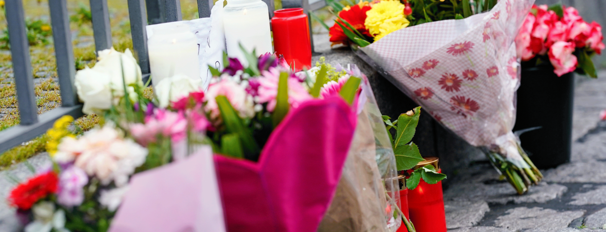 Kerzen und Blumen stehen am Tatort auf dem Marktplatz. Der Täter hatte am Freitagvormittag Teilnehmer einer islamkritischen Kundgebung auf dem Mannheimer Marktplatz angegriffen und sechs Menschen verletzt, darunter den Polizisten.