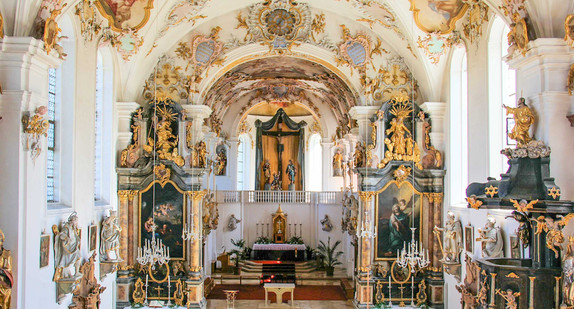 Die katholische Pfarr- und Wallfahrtskirche St. Jakobus, St. Laurentius und Heiliges Kreuz in Biberbach.