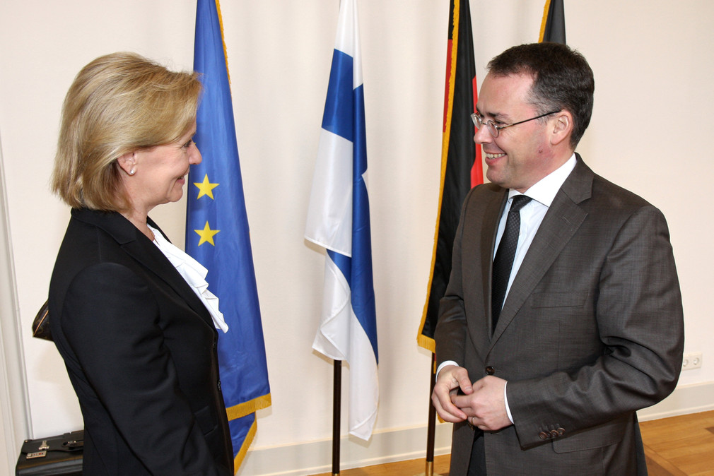 Minister Peter Friedrich (r.) und die Botschafterin von Finnland, Päivi Luostarinen (l.), am 19. März 2014 im Clay Haus in Stuttgart