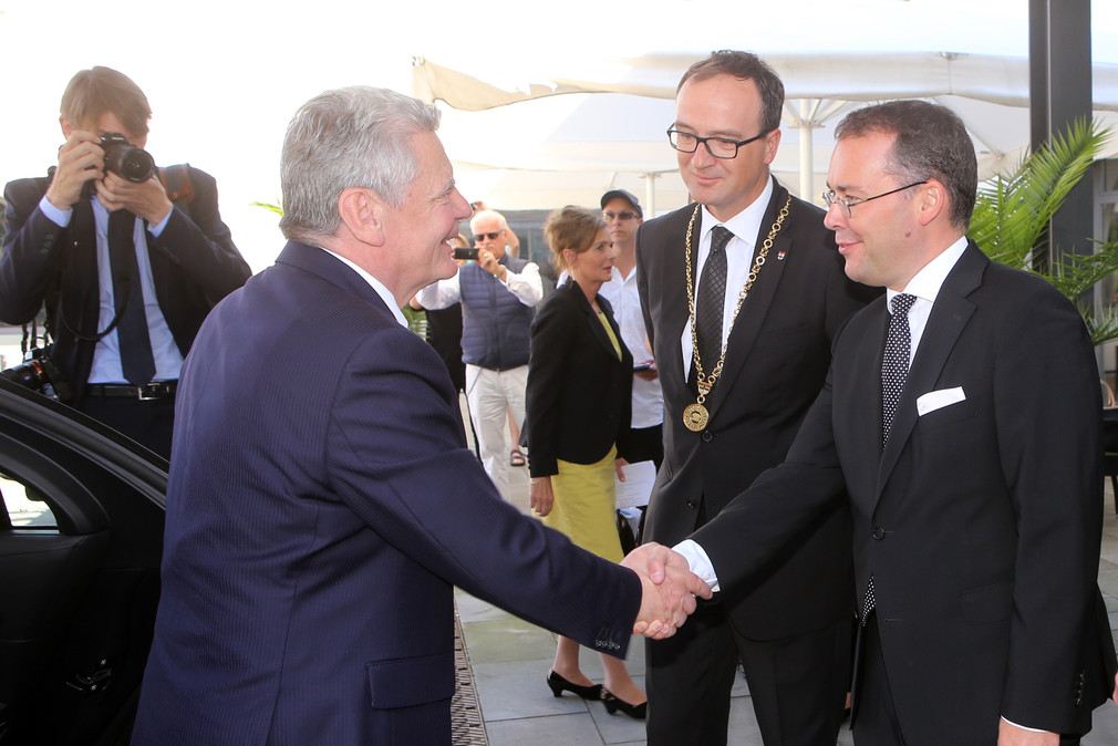v.l.n.r.: Bundespräsident Joachim Gauck, der Konstanzer Oberbürgermeister Uli Burchardt und Minister Peter Friedrich