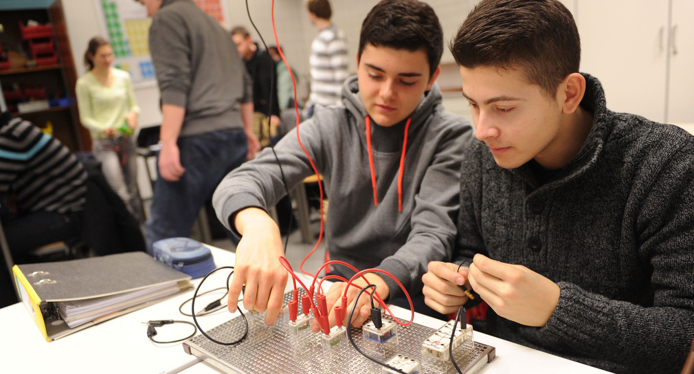 Zwei Schüler experimentieren im Physikunterricht (Bild: © Ministerium für Kultus, Jugend und Sport BW).