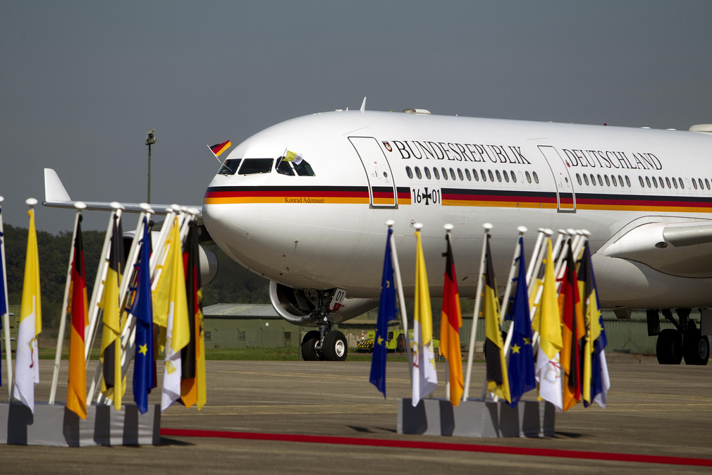 Das Flugzeug mit dem Papst am Flughafen in Lahr