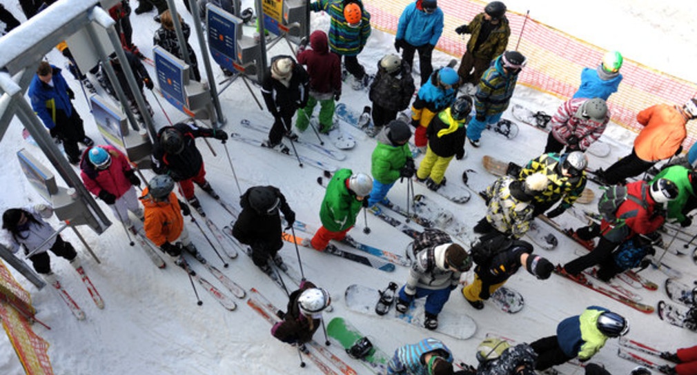 Skifahrer und Snowboardfahrer warten am 01.12.2012 auf dem Feldberg am Lift auf ihre Fahrt zum Gipfel. (Foto: dpa)