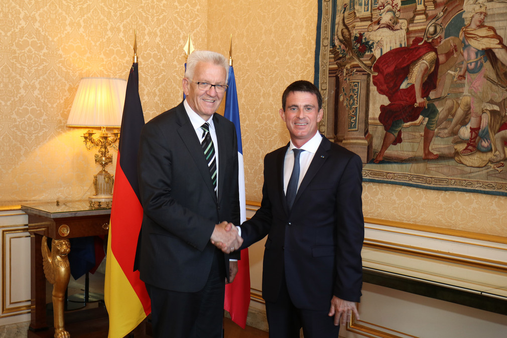 Ministerpräsident Winfried Kretschmann (l.) und der französische Premierminister Manuel Valls (r.)