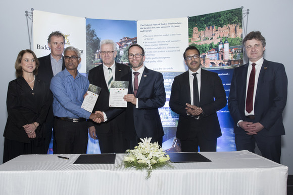 Delegationsreise Ministerpräsident Kretschmann besucht Indien Unterzeichnung eines Memorandum of Understanding zwischen der Hochschule Karlsruhe und den Projektpartnern von GathaGram Pune im Rahmen eines Smart City Workshop in Pune