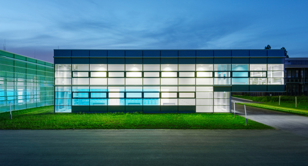Außenansicht des Schulungszentrums für das Höchstleistungsrechenzentrum Stuttgart (HLRS) an der Universität Stuttgart (Foto: ralph klohs photographie)
