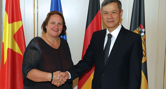 Staatsministerin Theresa Schopper (l.) und der vietnamesische Botschafter Nguyen Minh Va (r.) (Bild: Staatsministerium Baden-Württemberg)