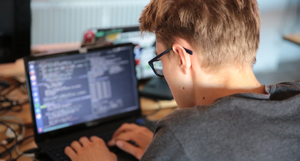 Die Coding Challenge 2020 der Initiative Kindermedienland bietet Kreativraum für technikbegeisterte Jugendliche. Teams aus dem ganzen Land entwickeln dabei digitale Anwendungen und Prototypen. (Bild: Initiative Kindermedienland Baden-Württemberg)