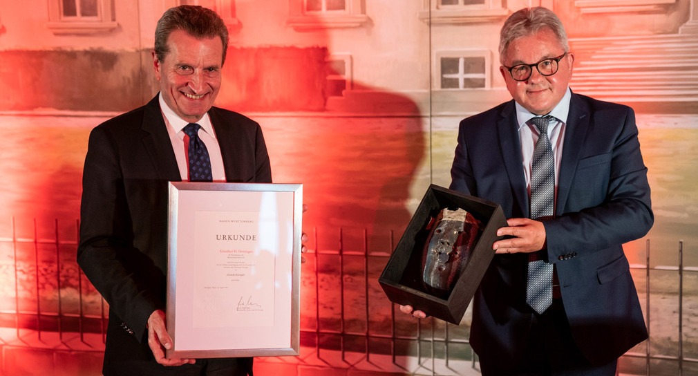 Baden-Württembergs Europaminister Guido Wolf überreicht Günther Oettinger die Auszeichnung „Gesicht Europas“