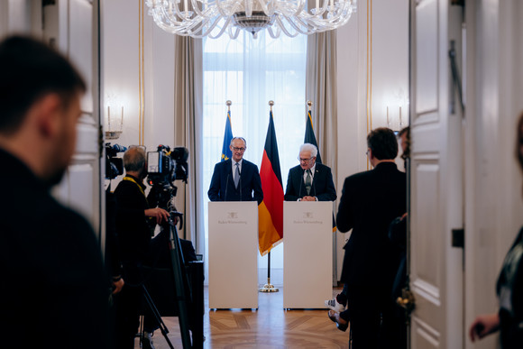 Presseerklärungen von Bundeskanzler Friedrich Merz (links) und Ministerpräsident Winfried Kretschmann (rechts)