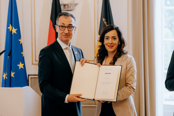 Ministerpräsident Cem Özdemir (links) und Neşe Erikli (rechts), Staatssekretärin im Ministerium für Wissenschaft, Forschung und Kunst