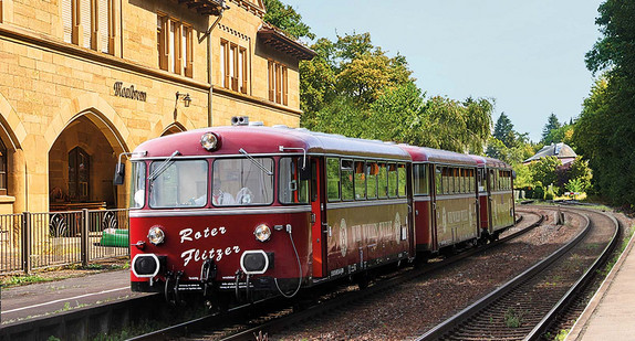 Roter historischer Schienenbus aus den 1950er- und 1960er-Jahren an der Haltestelle Maulbronn