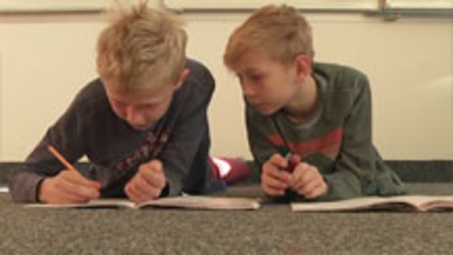 Zwei Schüler der Gebhardschule Konstanz, einer Gemeinschaftsschule, helfen sich gegenseitig beim Lösen von Mathe-Aufgaben.
