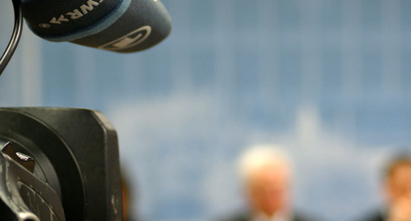 Eine Fernsehkamera filmt auf der Regierungspressekonferenz.