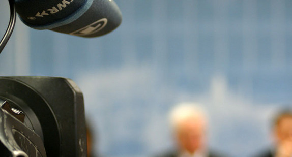 Eine Fernsehkamera filmt auf der Regierungspressekonferenz.