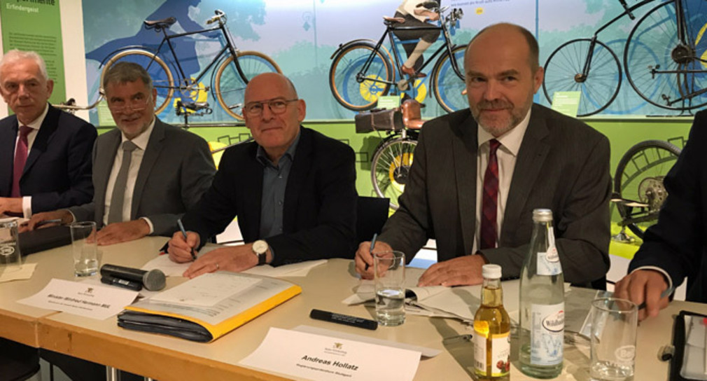 Verkehrsminister Winfried Hermann (2.v.r.) und die Vertreter der Vertragspartner des Mobilitätspakts für den Wirtschaftsraum Heilbronn-Neckarsulm unterzeichnen eine gemeinsame Erklärung. (Foto: Ministerium für Verkehr Baden-Württemberg)